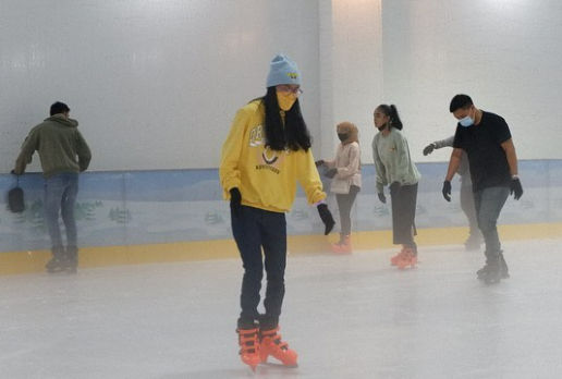 Pengunjung tengah menikmati sensasi ice skating di SCH Ice Skating Arena, di Sleman City Hall.
