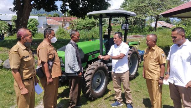 Julie Sutrisno Laiskodat Beri Bantuan Traktor, Kades Ndenggarongge: 'Terimakasih Banyak'