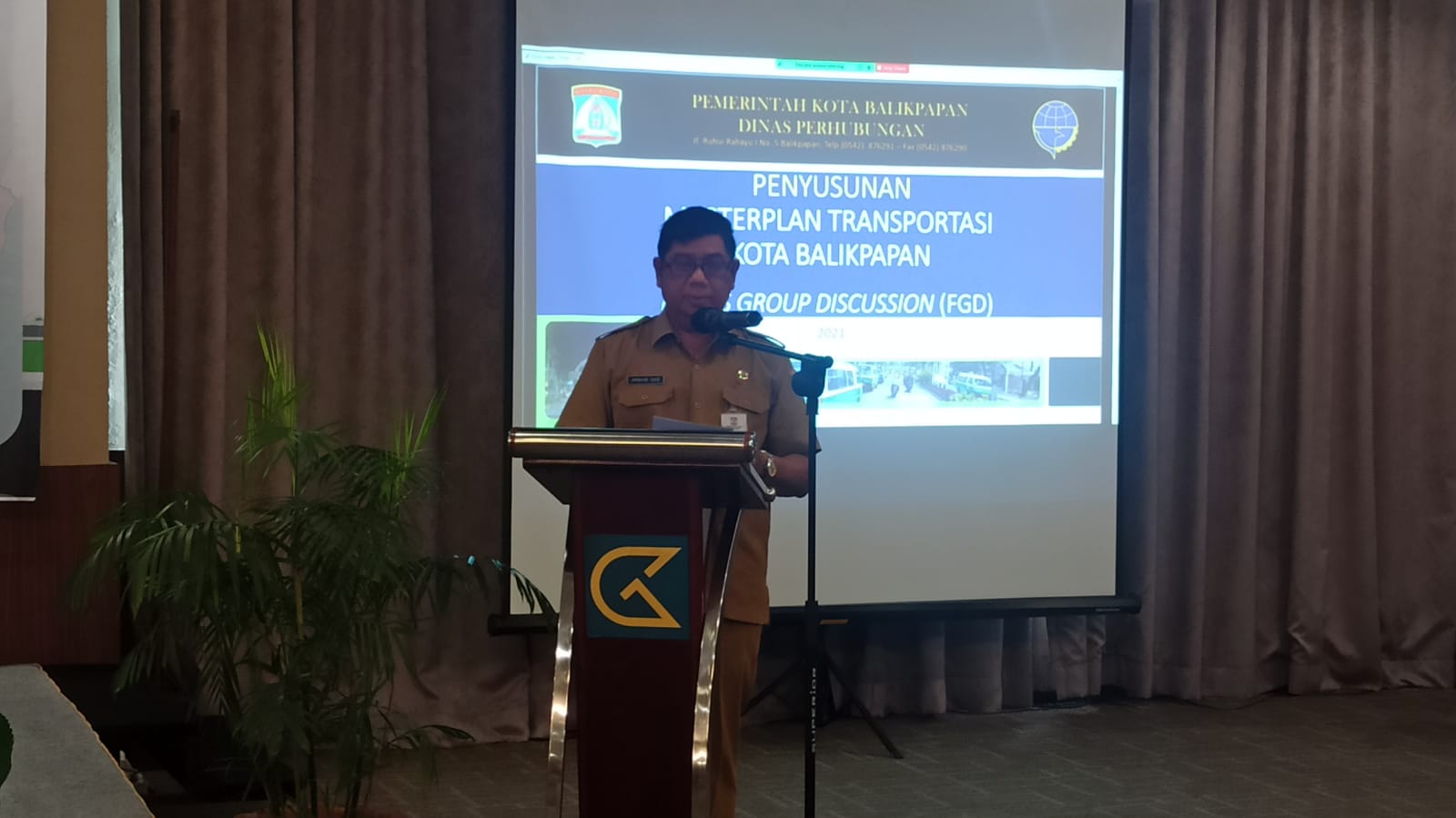 Plt Asisten II Pemkot Balikpapan Arbain Side membuka Forum Group Discussion (FGD), untuk membahas penyusunan Masterplan Transportasi Kota Balikpapan, Selasa (7/12/2021)