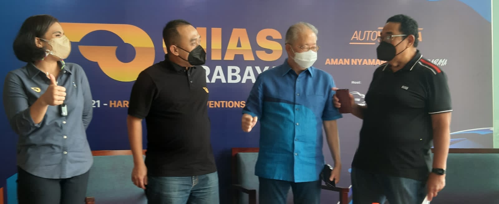 Yohannes Nangoi, Ketua Umum Gaikindo (dua dari kanan) bersama tim GIIAS 2021 saat hadir di Surabaya, Selasa (7/12/2021).