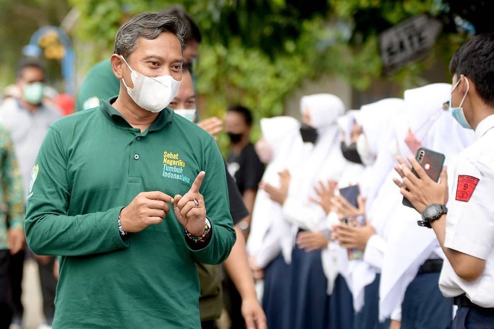 Bupati Pacitan Indrata Nur Bayuaji memimpin gerakan serentak pemberantasan sarang nyamuk demam berdarah (Gertak PSN-DBD) di Desa Jatimalang Kecamatan Arjosari pada Selasa (07/12/2021). 