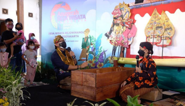 Menteri Pariwisata dan Ekonomi Kreatif Sandiaga Uno saat mengunjungi Desa Wiisata Rejowinangun, Yogyakarta beberapa waktu lalu.