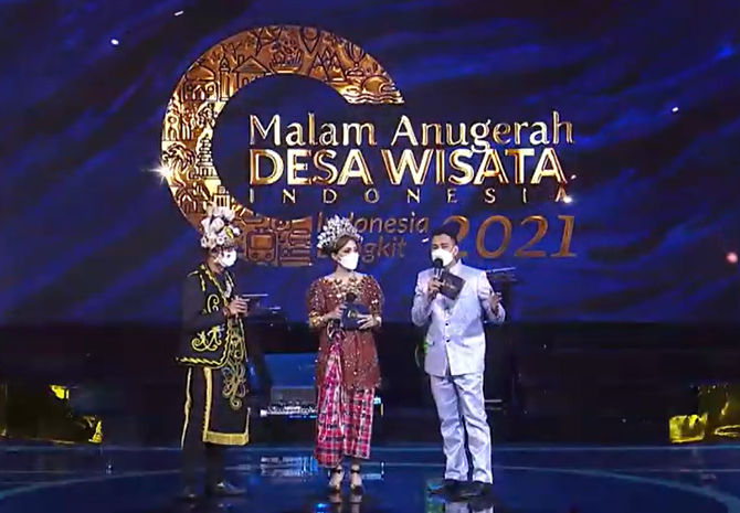 Menparekraf Sandiaga Uno bersama presenter Raffi Ahmad dan Ayu Dewi di Malam Anugerah Desa Wisata Indonesia 2021, Selasa (7/12/2021).