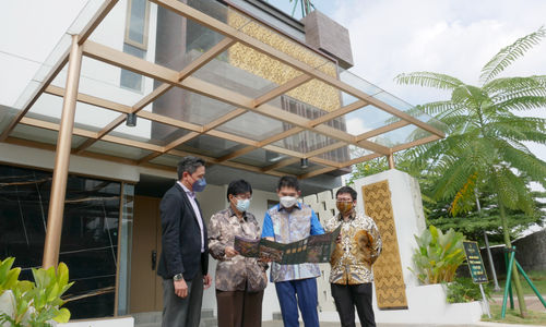 Head Sales PURI 11, Ronny Wuisan (kedua kanan), Direktur Utama Magran Living, Dennis Rahardja (kiri), Business Development Head Goldland Group, Wilhelmus Marvin (kanan), dan Country Comercial Manager PT. Kohler Indonesia, Ferry Tanumihardja (kedua kiri) berbincang disela show unit Heritage Residence di kawasan Puri 11, Karang Tengah, Tangerang, Rabu, 8 Desember 2021. Foto: Ismail Pohan/TrenAsia
