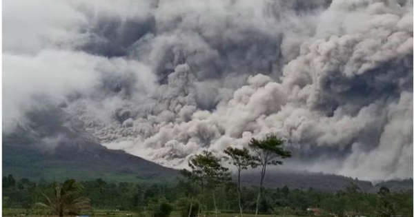 Gunung Semeru saat erupsi akhir pekan lalu