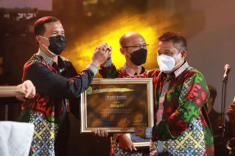 Bupati Bantul Abdul Halim Muslih tengah memberikan penghargaan kepada Perwakilan dari Kapanewon Imogiri di ajang Pajak Bantul Award 2021.