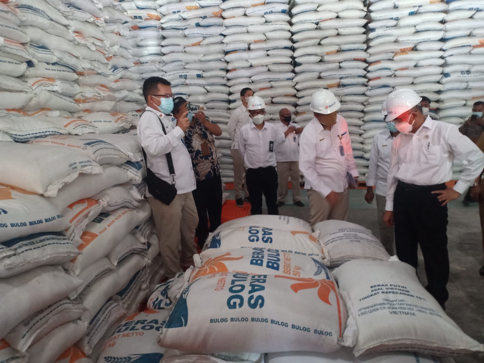 Menteri Koordinator Bidang Pembangunan Manusia dan Kebudayaan Muhadjir saat mengecek pasokan beras di Gudang Bulog Wilayah Kalimantan Timur dan Kalimantan Utara (Kaltimra), Klandasan Ilir, Kalimantan Timur, pada bulan Juli 2021