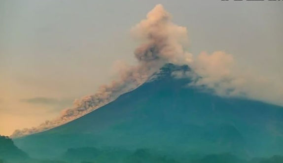 Peristiwa guguran awan panas Gunung Merapi 