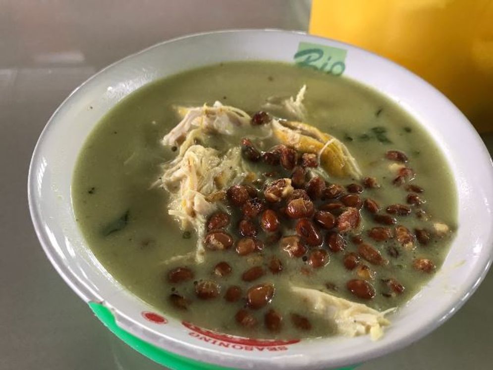  Bubur ayam Abah Amel disajikan dengan kuah santan. Bubur ayam yang menggunakan santan lebih disukai masyarakat karena rasa yang lebih gurih. 