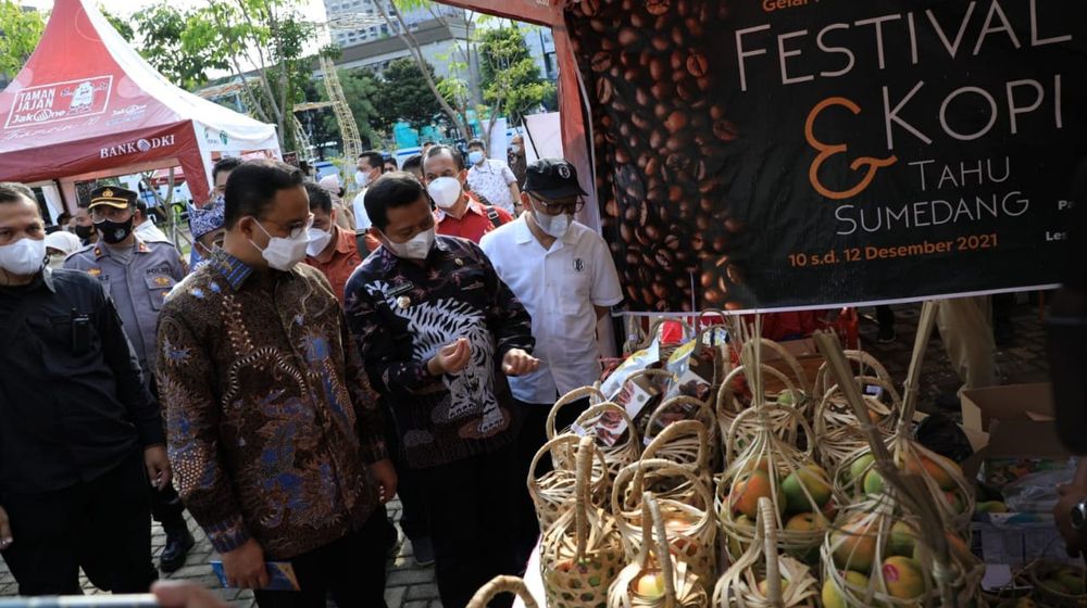 Gubernur DKI Anies Baswedan dalam kunjungan festival kopi khas sumedang di Kawasan Thamrin