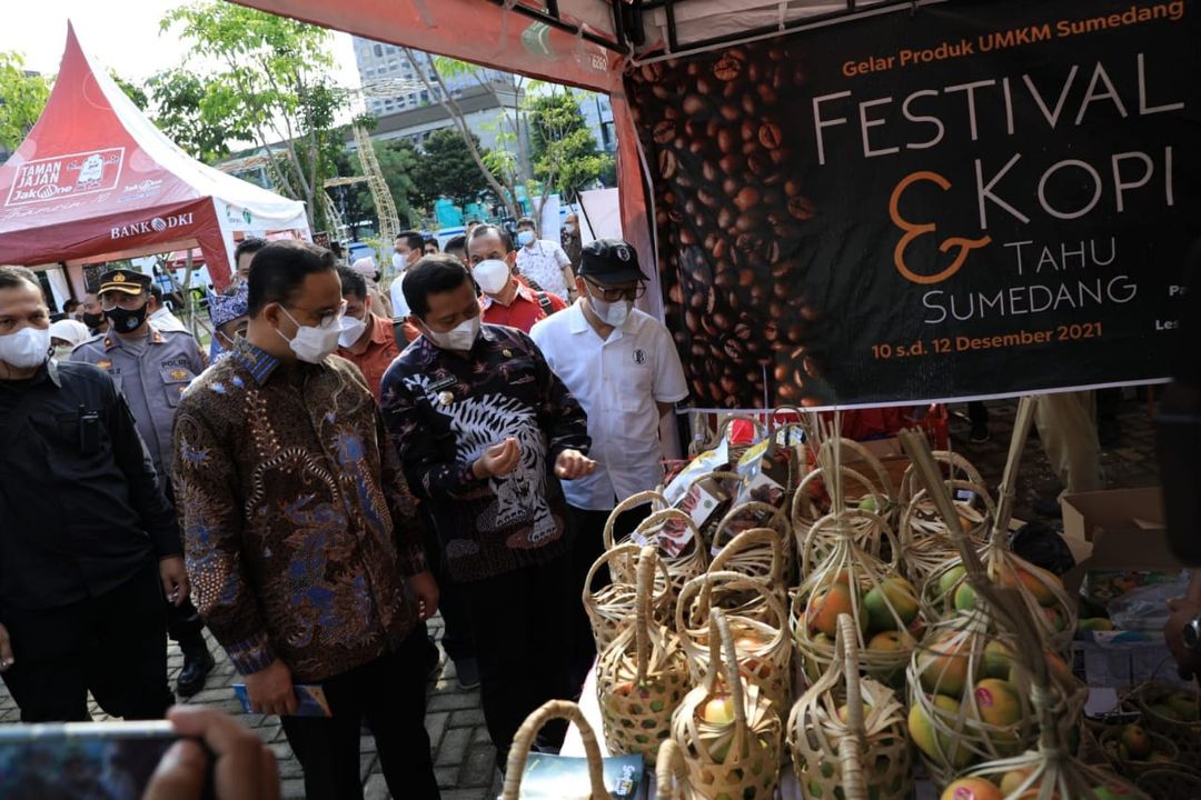 Gubernur DKI Anies Baswedan dalam kunjungan festival kopi khas sumedang di Kawasan Thamrin