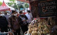 Gubernur DKI Anies Baswedan dalam kunjungan festival kopi khas sumedang di Kawasan Thamrin