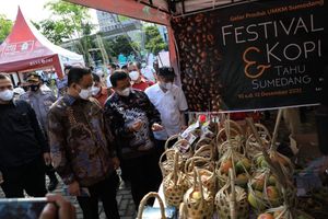Gubernur DKI Anies Baswedan dalam kunjungan festival kopi khas sumedang di Kawasan Thamrin
