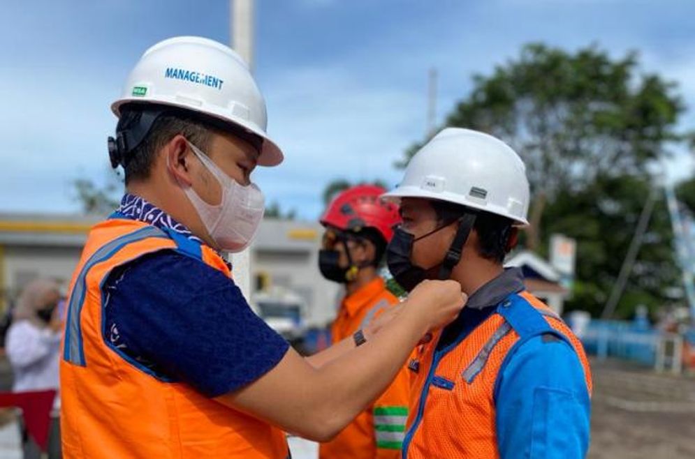 Manager ULP3 Hendra Irawan menyematkan APD guna memastikan kesiapan petugas teknik dalam pengamanan pasokan listrik saat moment Nataru.