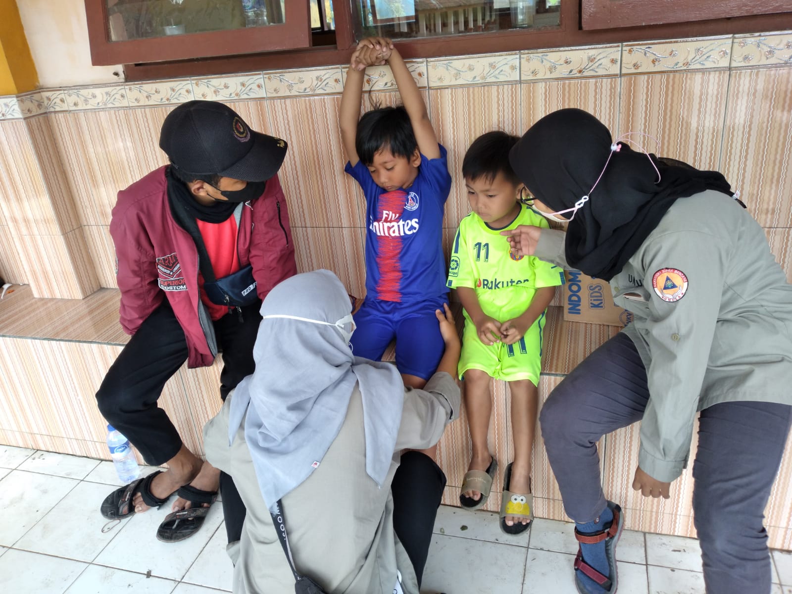 Magana Unusa saat memghibur anak-anak korban erupsi Gunung Semeru. 