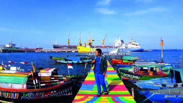 Pelabuhan Gresik yang menjadi salah satu pintu masuk orang luar ke daerah tersebut