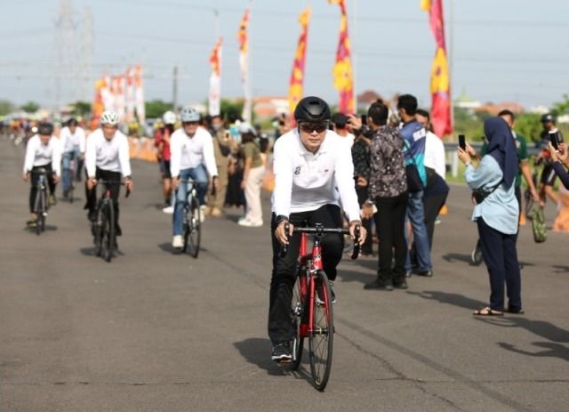 Wali Kota Eri Cahyadi saat bersepeda menjajal lintasan di GBT