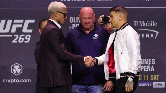 Di partai puncak UFC menampilkan laga perebutan gelar juara kelas ringan, Charles Oliveira vs Dustin Poirier.