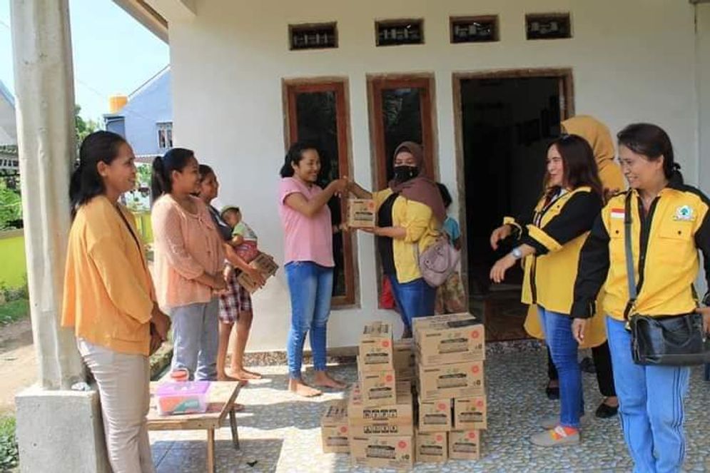 Tim dari Partai Glokar Manggarai Barat sedang mendistribusikan bantuan yang dialokasikan Wakil Ketua DPR RI Komisi IX, Melkiades Lakalena.