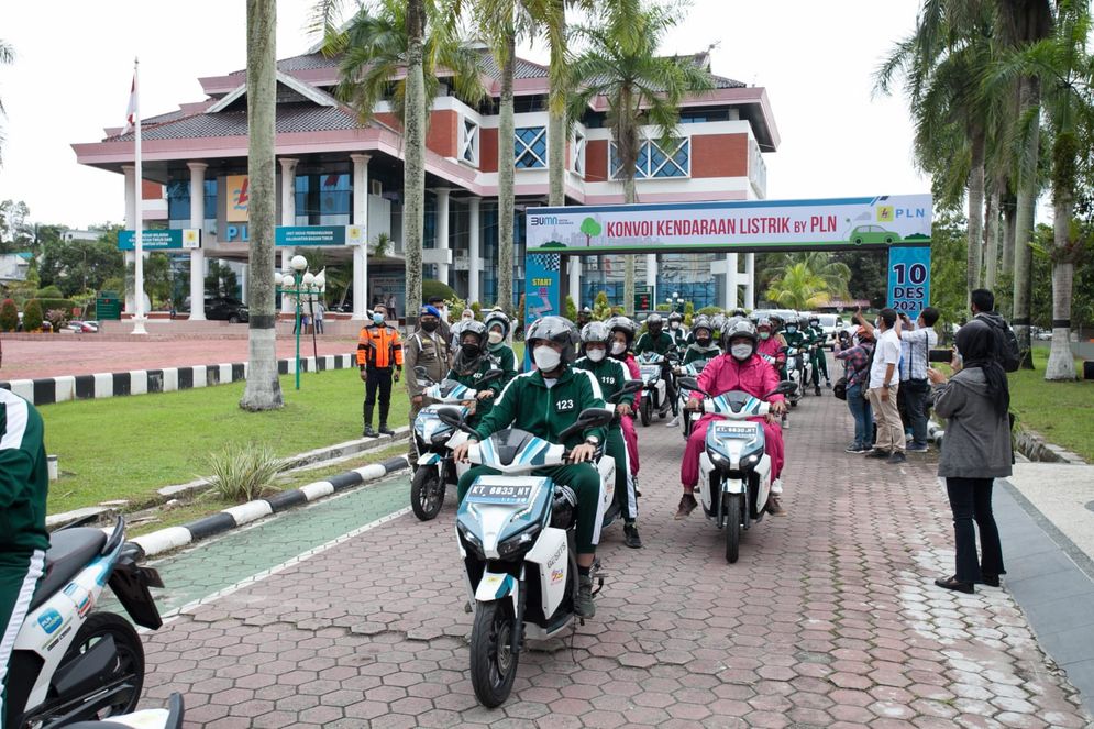 Kampanyekan Energi Bersih, PLN Gelar Konvoi Kendaraan Listrik di Balikpapan