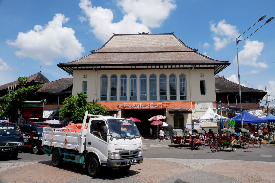 Kendaraan melintas di depan pintu masuk utama Pasar Gede Surakarta, Jawa Tengah, Sabtu, 11 Desember 2021. Foto: Ismail Pohan/TrenAsia