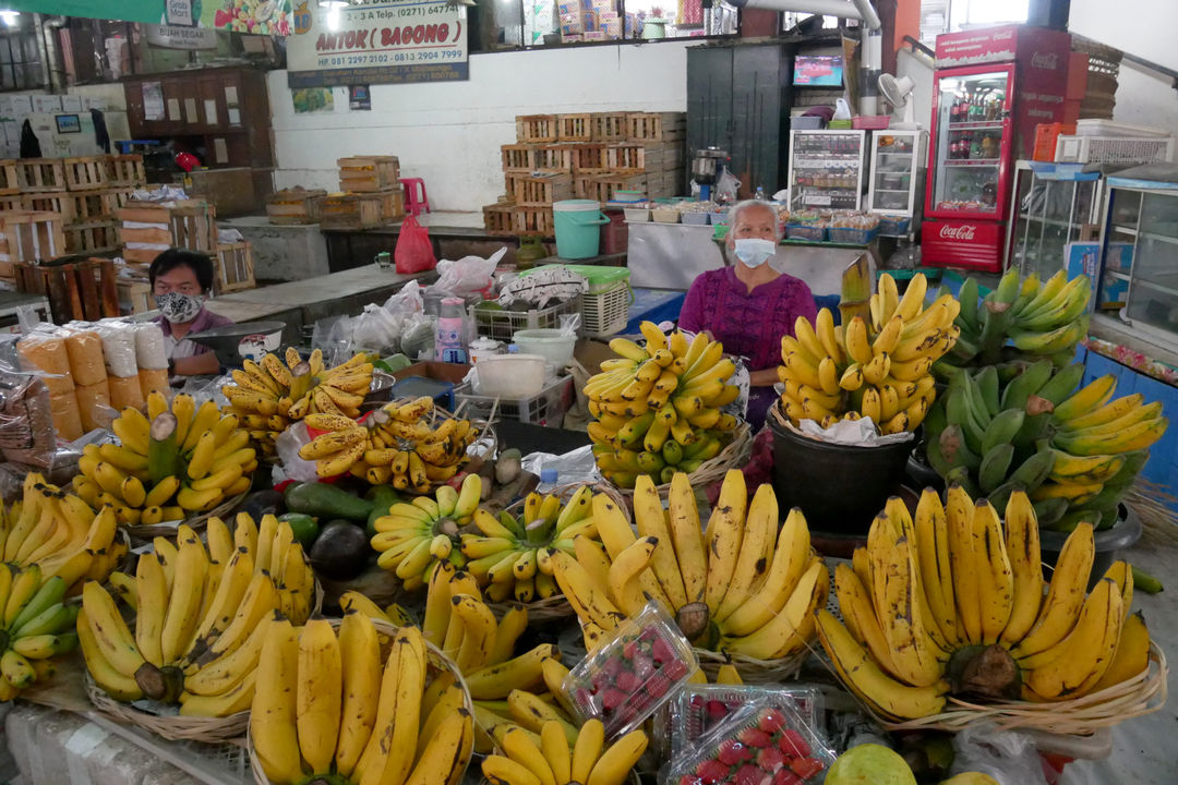 Pedagang menunggu pembeli di kiosnya di Pasar Gede Surakarta, Jawa Tengah, Sabtu, 11 Desember 2021. Foto: Ismail Pohan/TrenAsia