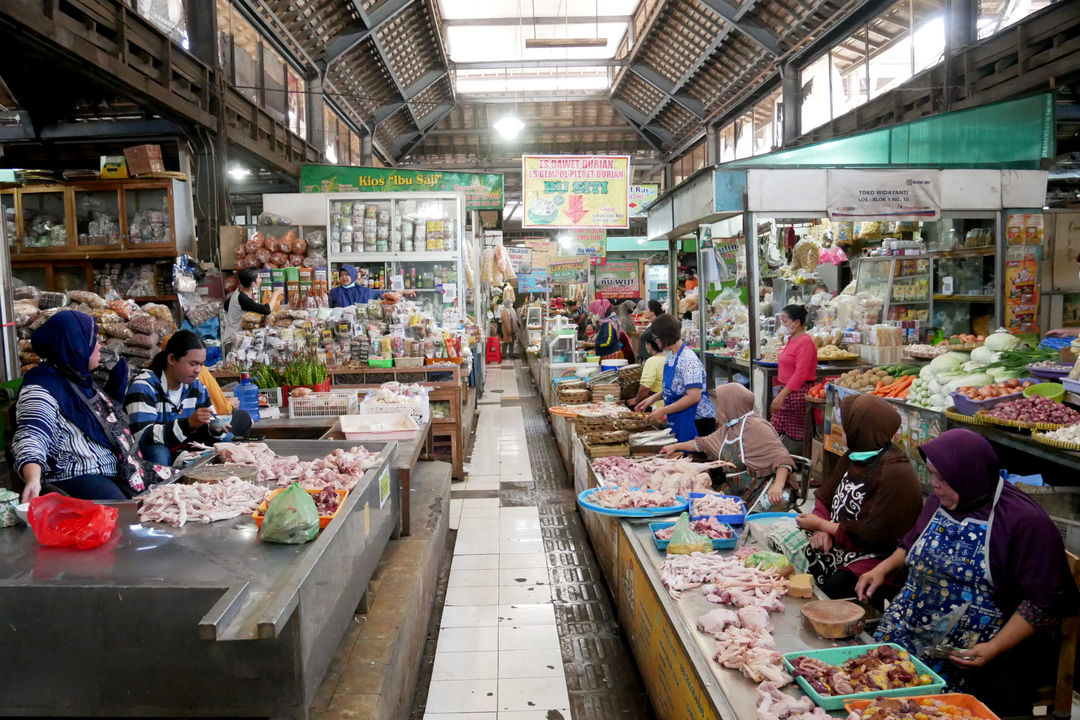 Suasana kios pedagang di Pasar Gede Surakarta, Jawa Tengah, Sabtu, 11 Desember 2021. Foto: Ismail Pohan/TrenAsia