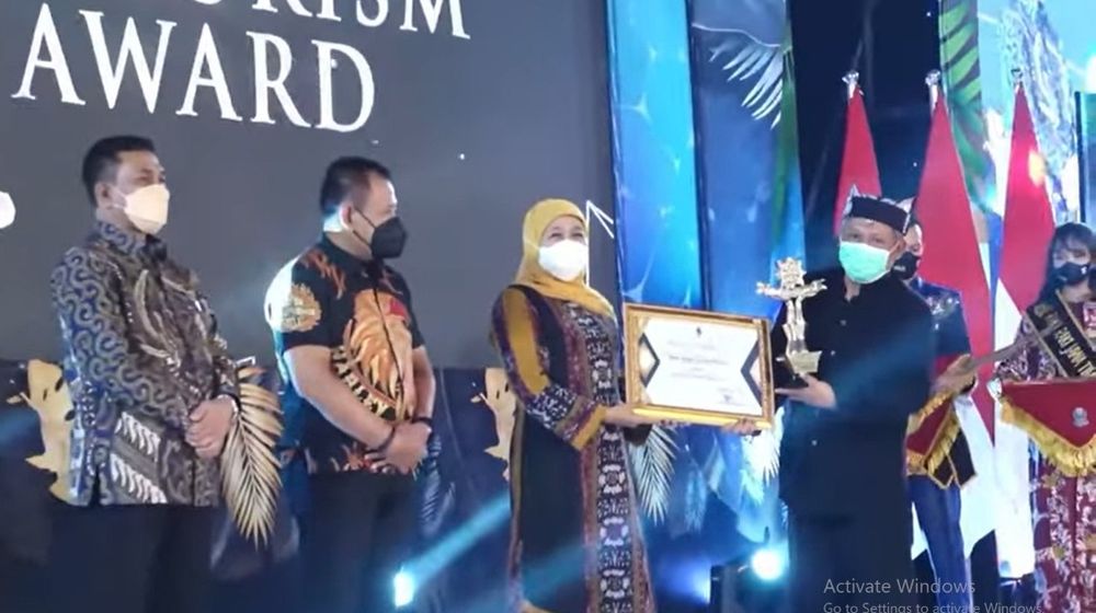 Simbolis penghargaan kepada Kabupaten Banyuwangi.jpeg