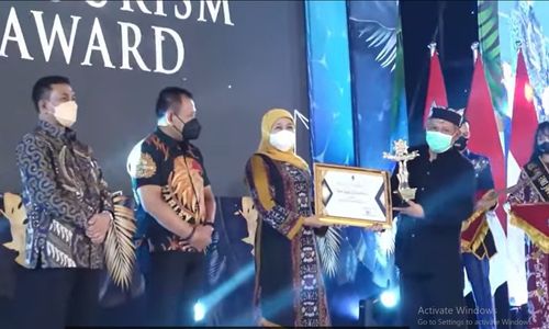 Simbolis penghargaan kepada Kabupaten Banyuwangi, Sumber. Youtube Disbupdar Jatim