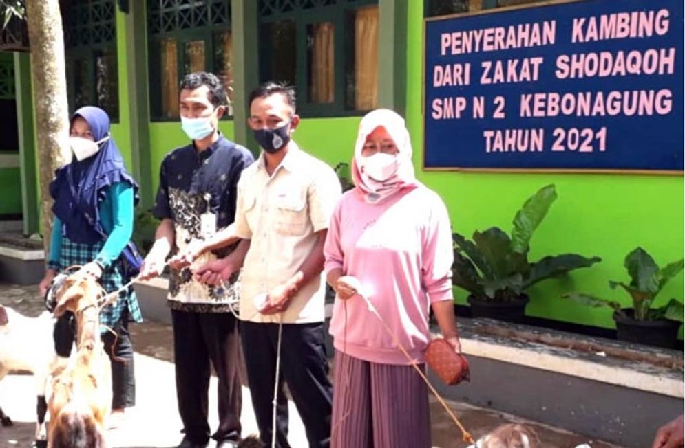 Penyerahan infak kambing SMP N 2 Kebonagung