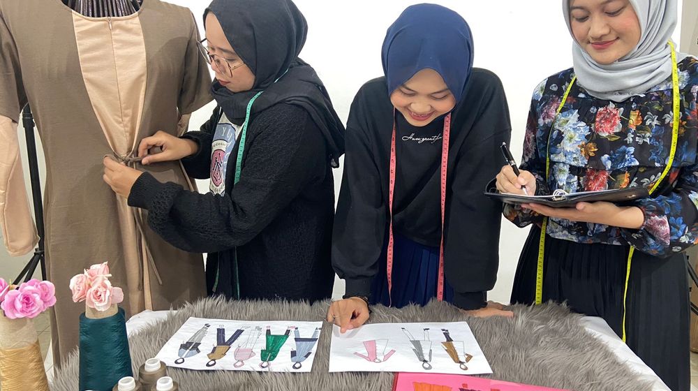 Tim Mybamus Mendesain Produk Baru.jpeg