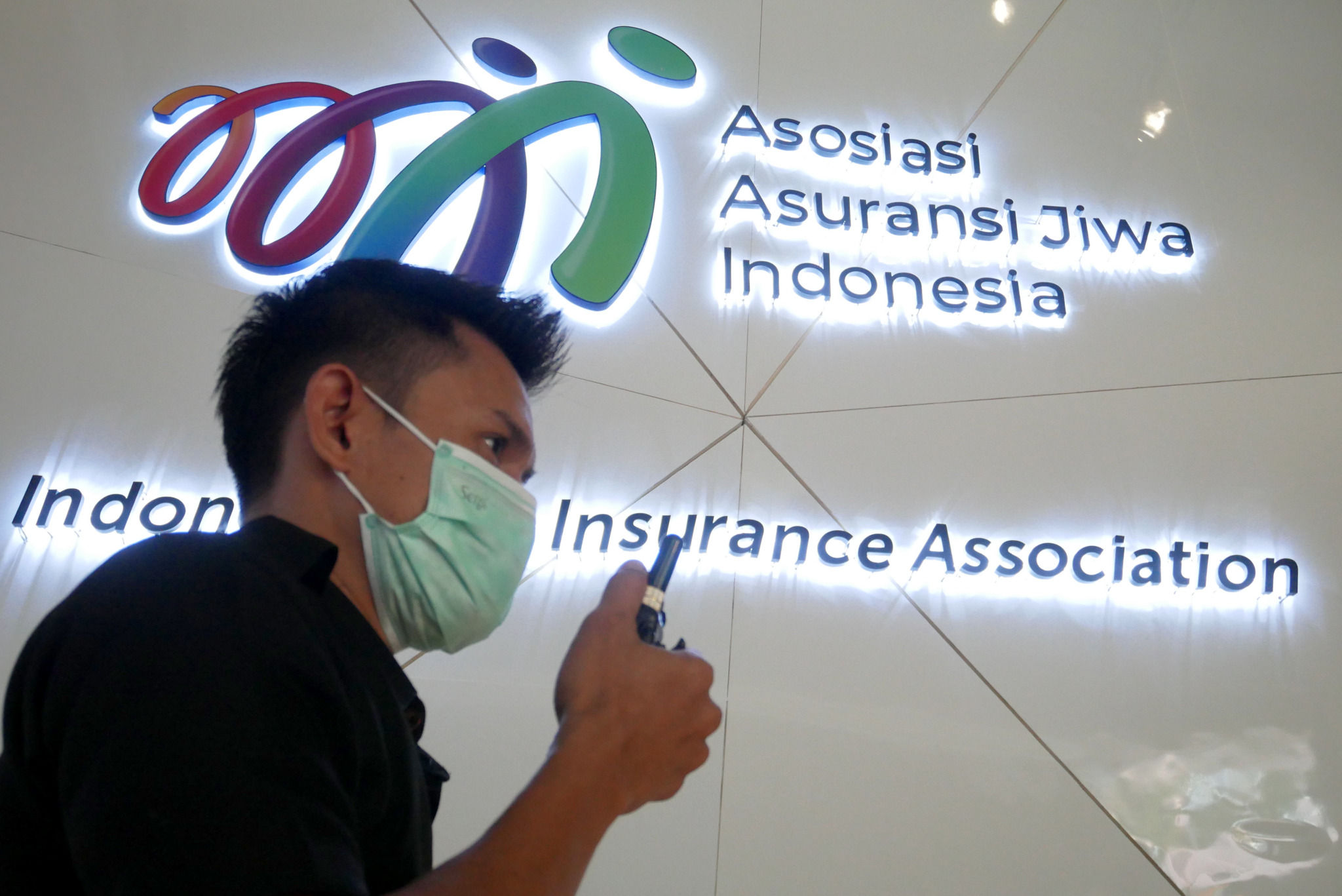 Karyawan beraktifitas di kantor Asosiasi Asuransi Jiwa Indonesia (AAJI) di Jakarta, Senin, 13 Desember 2021 . Foto: Ismail Pohan/TrenAsia
