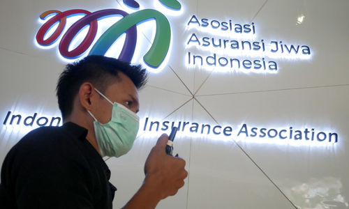 Karyawan beraktifitas di kantor Asosiasi Asuransi Jiwa Indonesia (AAJI) di Jakarta, Senin, 13 Desember 2021 . Foto: Ismail Pohan/TrenAsia