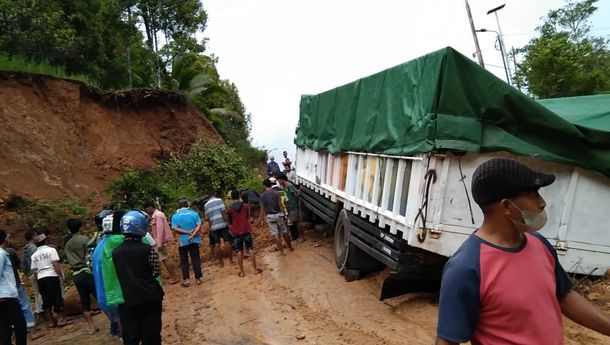 Longsor di Golo Langkas, Mbeling, Sejumlah Kendaraan Tertahan Lebih dari Tiga Jam