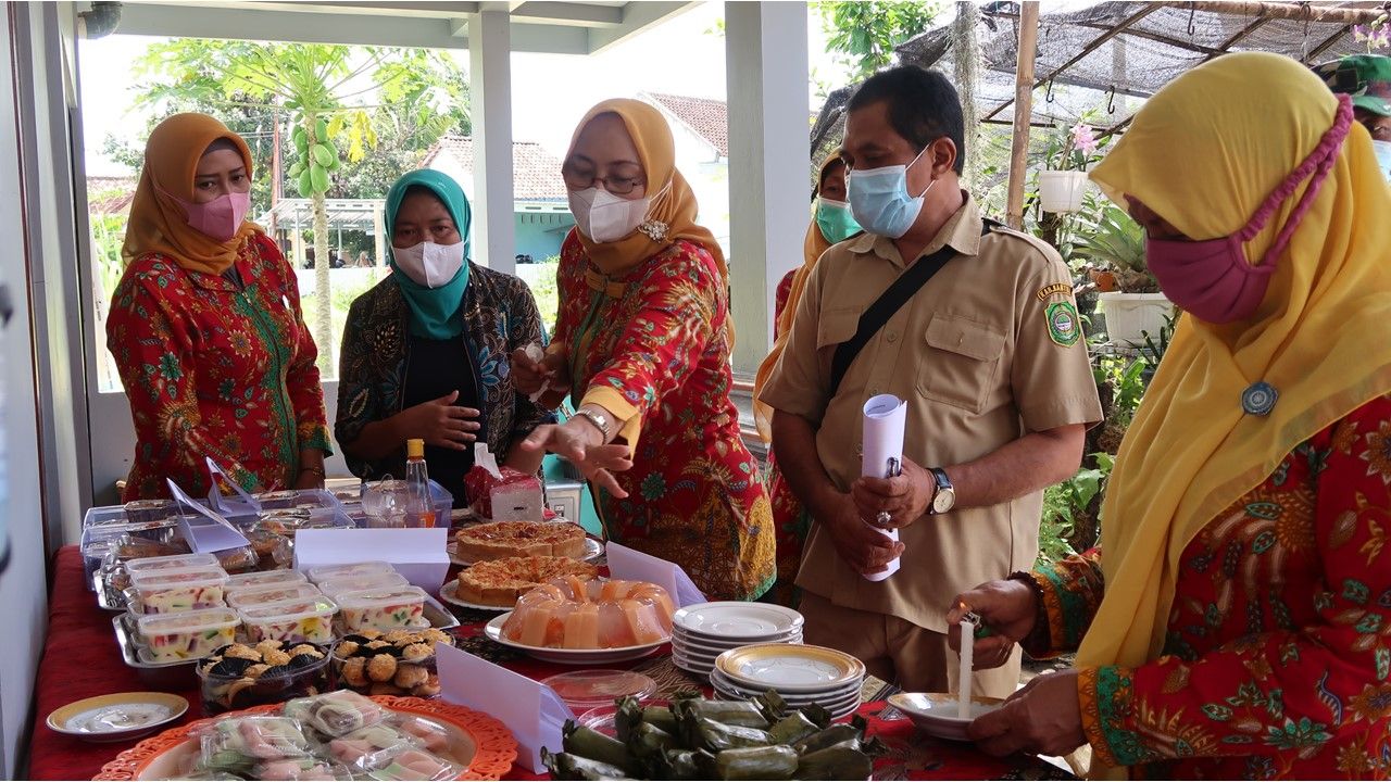 Ketua Tim Penggerak PKK Kalurahan Tri Susilowati tengah menunjukkan olahan tomat antimainstream buatan warga Kaligawe RT 02, Bantul. 