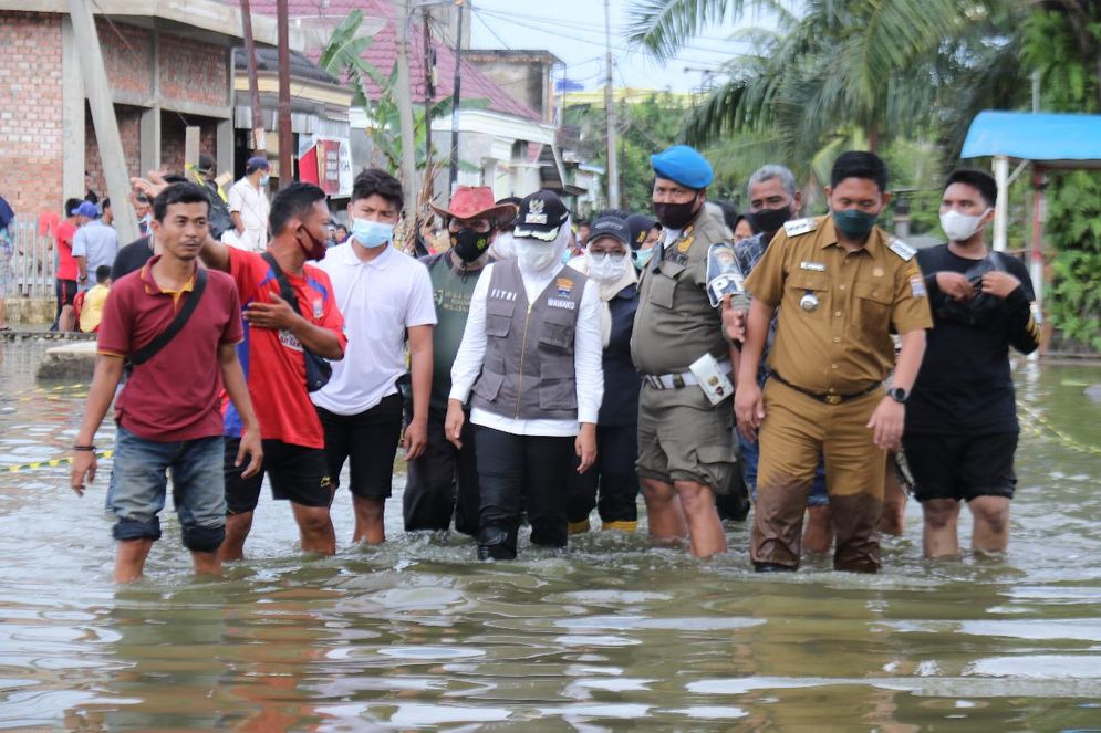 Wakil Walikota Palembang mengunjungi permukiman warga yang banjir sejak 3 bulan lalu