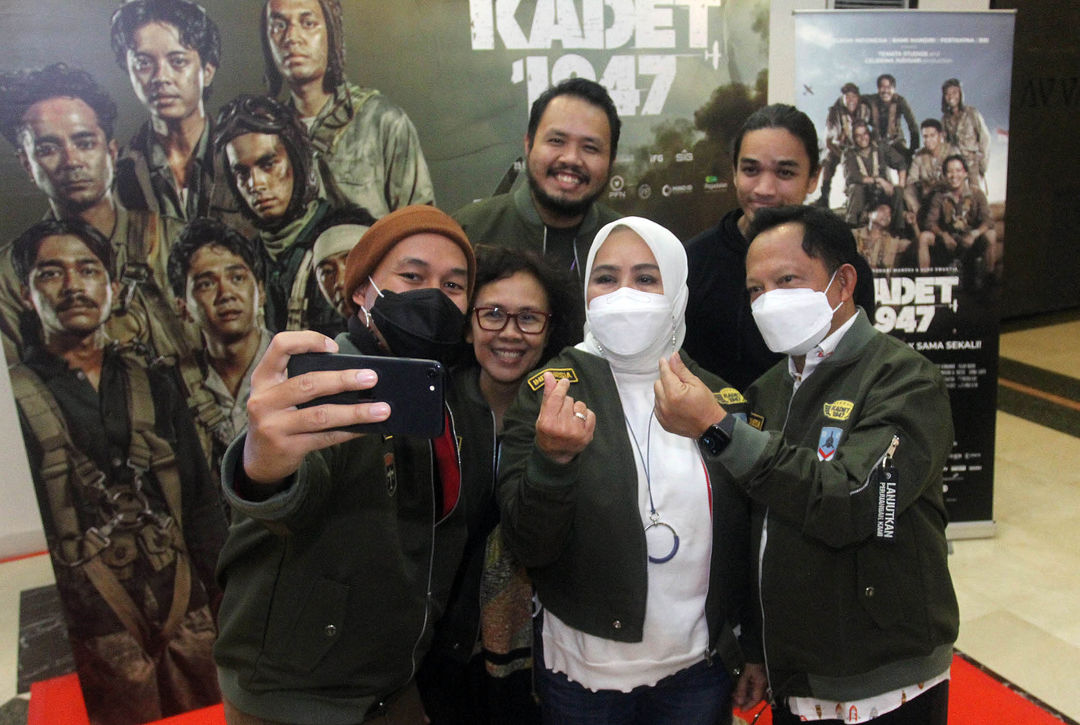 Menteri Dalam Negeri Tito Karnavian bersama para kreator film Kadet 1947, Produser Celerina Judisari dan Tesadesrada Ryza, serta Sutradara Rahabi Mandra dan Aldo Swastia. Menurut Tito, film ini menjadi catatan penting untuk generasi muda mendatang.Minggu 12 Desember 2021. Foto : Panji Asmoro/TrenAsia