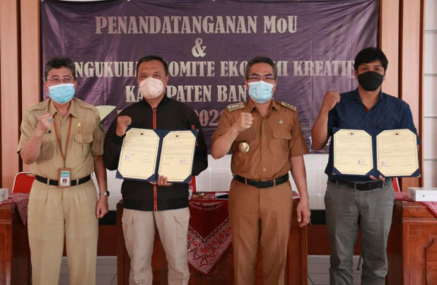 Bupati Bantul Abdul Halim Muslih mengukuhkan Komite Ekonomi Kreatif Kabupaten Bantul, Senin (13/12/2021).