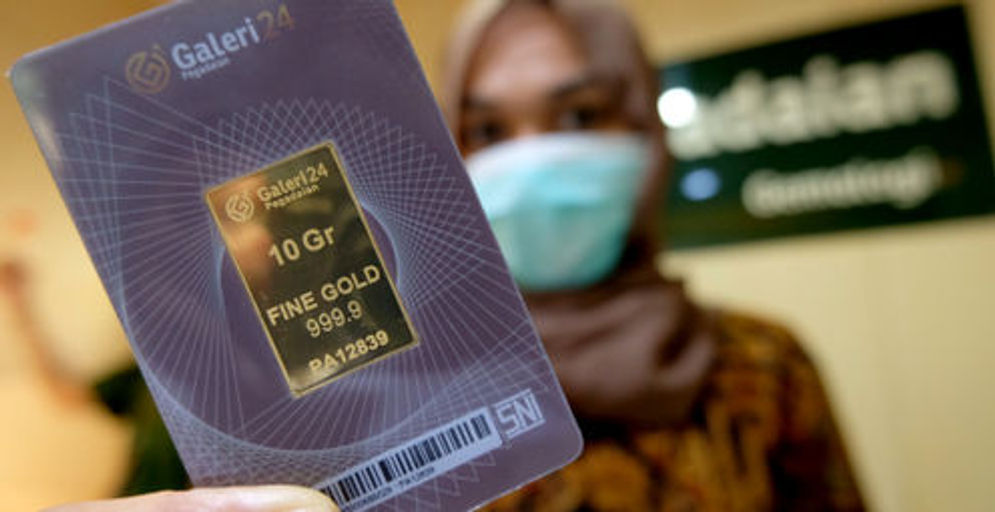 Menurut informasi resmi Pegadaian, harga emas Antam masih dibanderol Rp967.000 per gram pada Selasa (14/12/2021). 