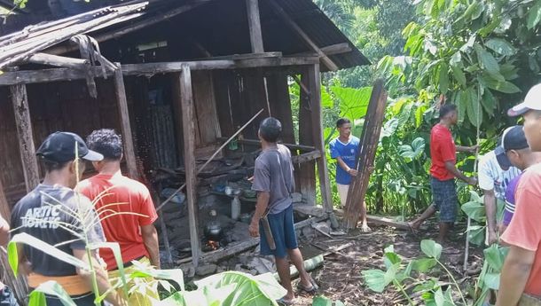 Peduli Sesama, KBG Perawan Setia Perbaiki Rumah Reot Milik Seorang Lansia di Watu, Manggarai Timur