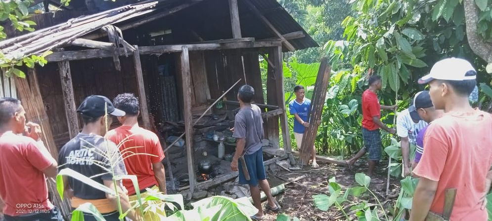 Angota KBG Perawan Setia sedang memperbaiki rumah lansia,  Sius Sinduk