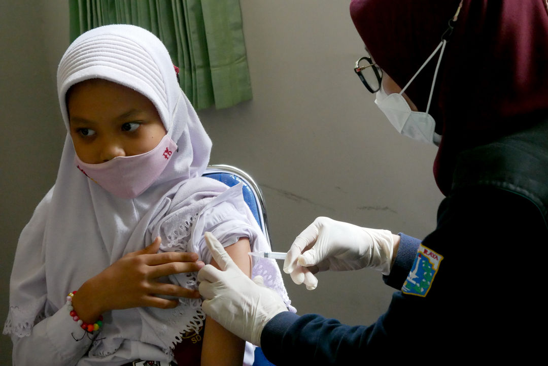 Siswa mendapatkan vaksinasi Covid-19 untuk anak usia 6-11 tahun di SDN 04 pagi, Cilandak Barat, Jakarta, Selasa, 14 Desember 2021. Foto: Ismail Pohan/TrenAsia