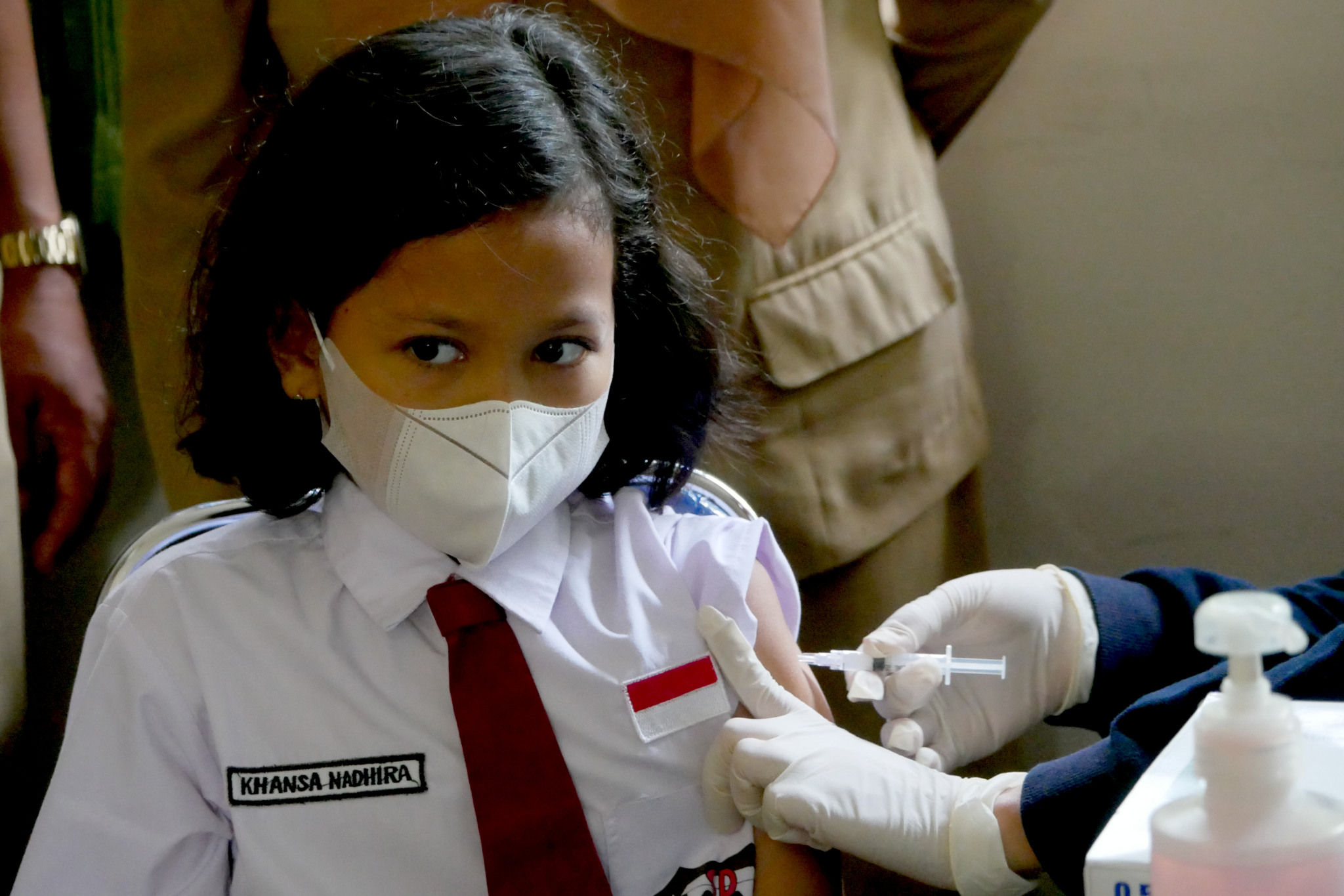 Siswa mendapatkan vaksinasi Covid-19 untuk anak usia 6-11 tahun di SDN 04 pagi, Cilandak Barat, Jakarta, Selasa, 14 Desember 2021. Foto: Ismail Pohan/TrenAsia