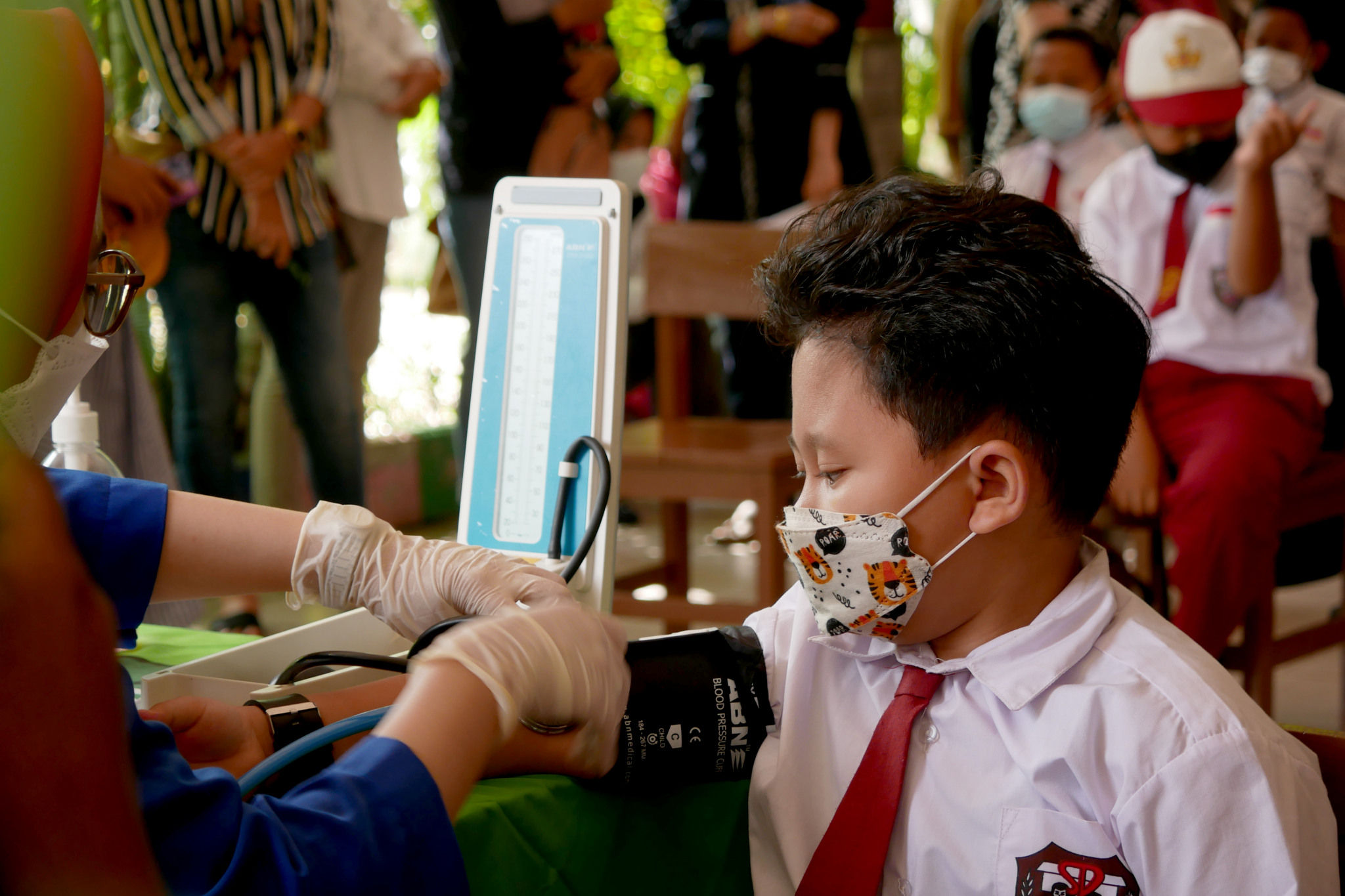 Siswa mengikuti pemeriksaan awal sebelum mendapatkan vaksinasi Covid-19 untuk anak usia 6-11 tahun di SDN 04 pagi, Cilandak Barat, Jakarta, Selasa, 14 Desember 2021. Foto: Ismail Pohan/TrenAsia