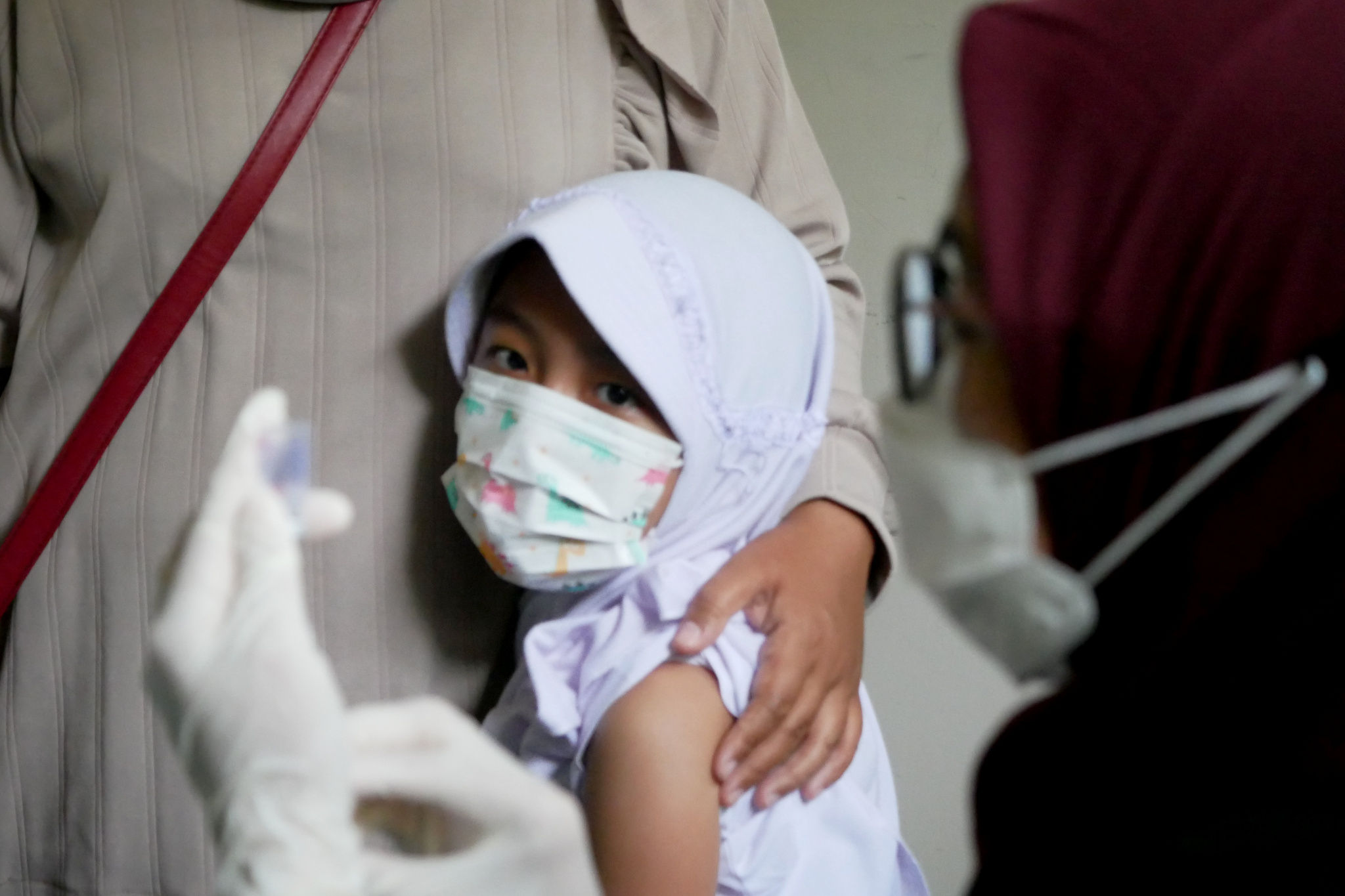 Siswa mendapatkan vaksinasi Covid-19 untuk anak usia 6-11 tahun di SDN 04 pagi, Cilandak Barat, Jakarta, Selasa, 14 Desember 2021. Foto: Ismail Pohan/TrenAsia