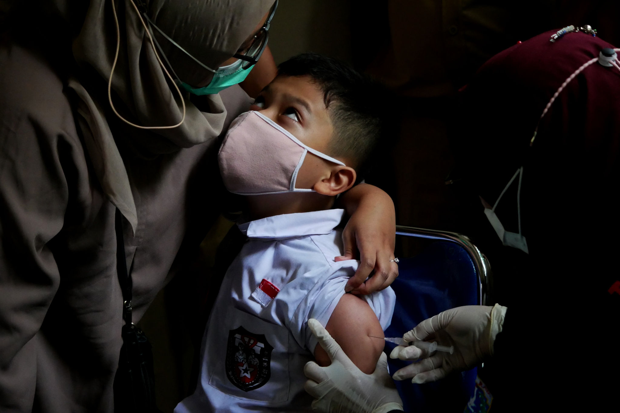 Siswa mendapatkan vaksinasi Covid-19 untuk anak usia 6-11 tahun di SDN 04 pagi, Cilandak Barat, Jakarta, Selasa, 14 Desember 2021. Foto: Ismail Pohan/TrenAsia