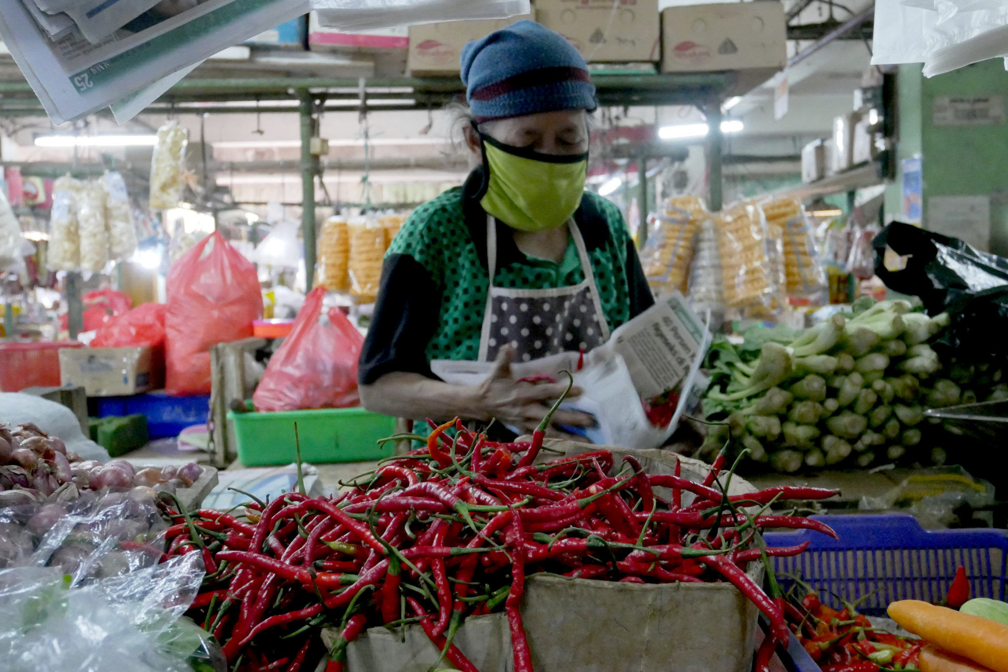 Pedagang beraktifitas di kiosnya di Pasar Mede, Jalan Fatmawati, Cilandak Barat, Jakarta, Selasa, 14 Desember 2021. Foto: Ismail Pohan/TrenAsia