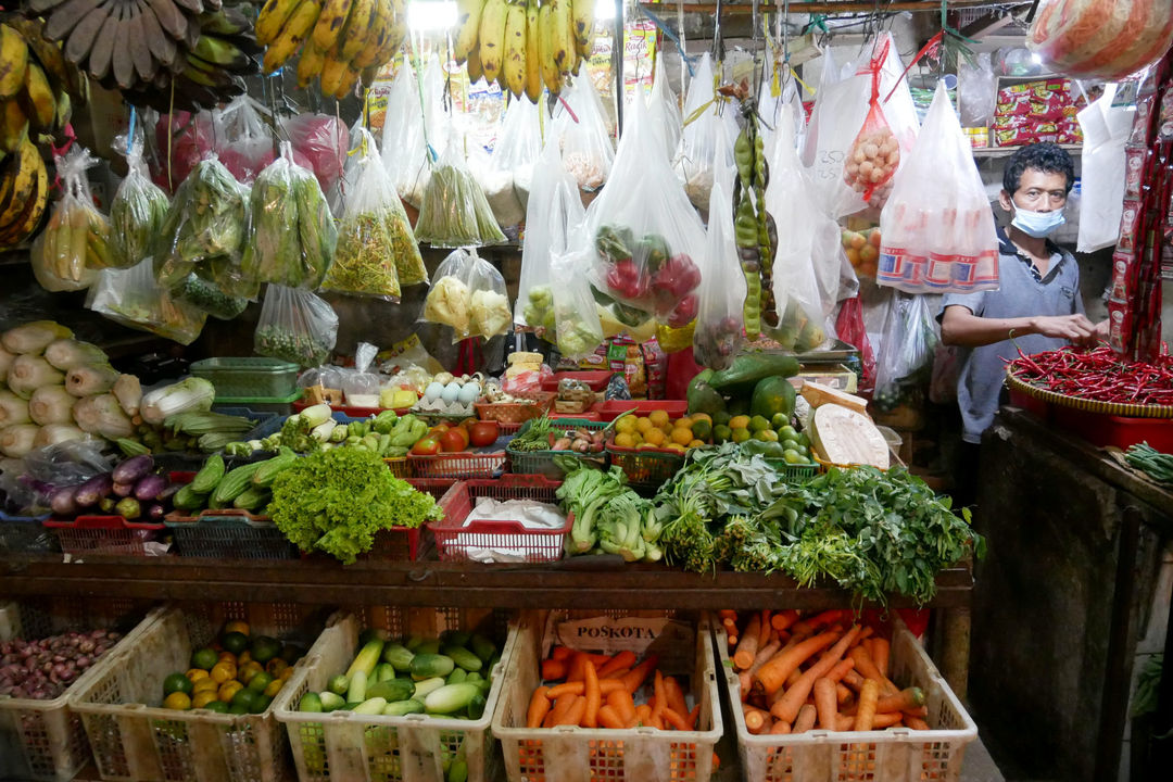 Pedagang menunggu pembeli di kiosnya di Pasar Mede, Jalan Fatmawati, Cilandak Barat, Jakarta, Selasa, 14 Desember 2021. Foto: Ismail Pohan/TrenAsia