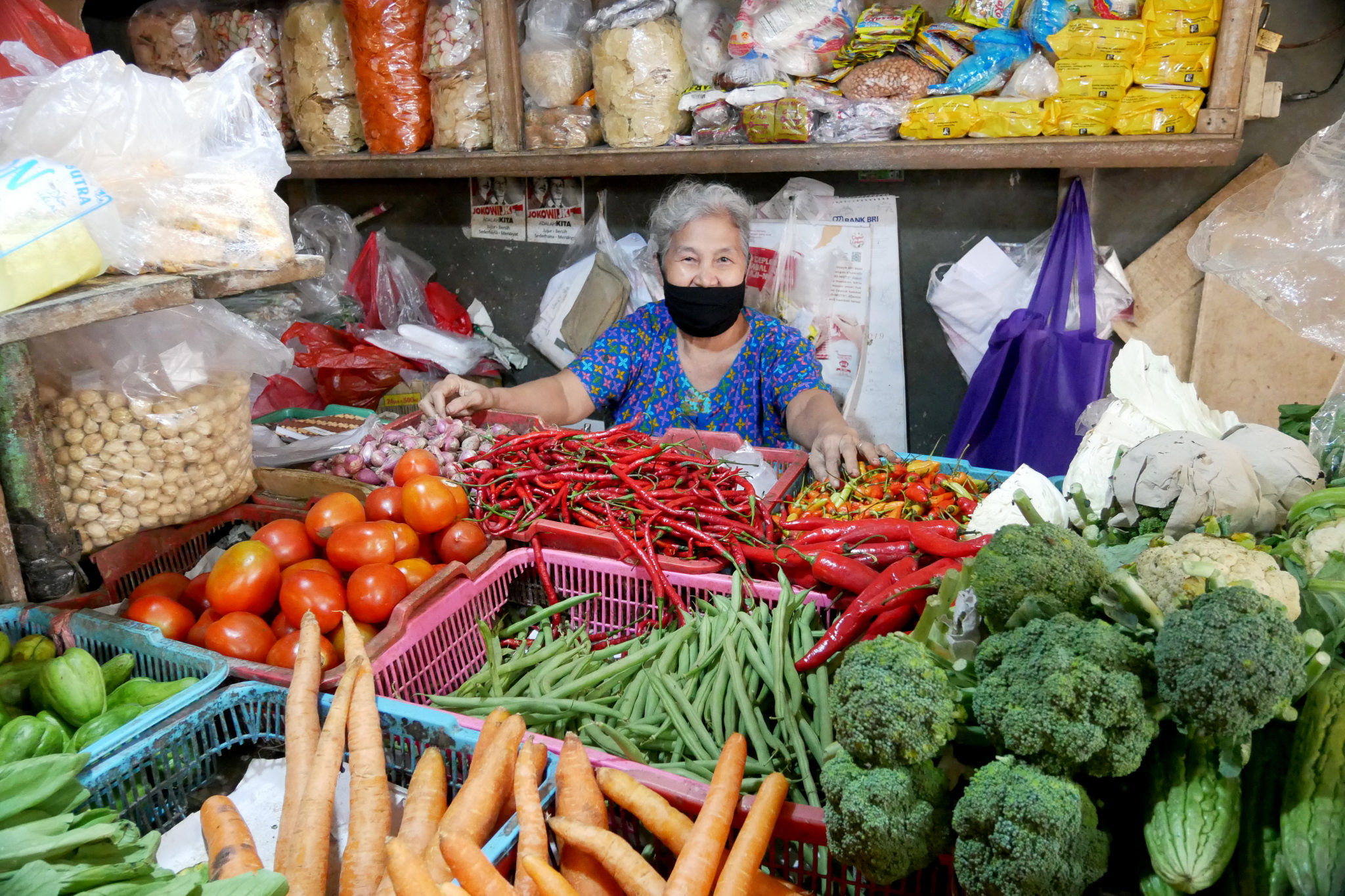 Pedagang menunggu pembeli di kiosnya di Pasar Mede, Jalan Fatmawati, Cilandak Barat, Jakarta, Selasa, 14 Desember 2021. Foto: Ismail Pohan/TrenAsia
