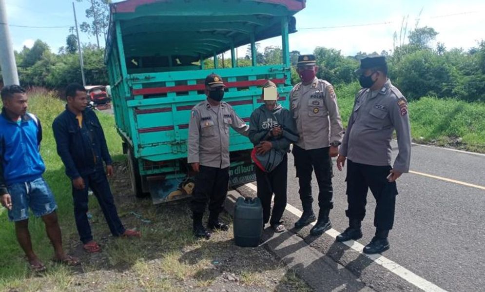 Aparat Kepolisian dari Polres Manggarai menyita miras jenis Sopi yang dibawa seorang pria. Pemilik miras diberi pembinaan, miranya diamankan pihak Kepolisian.